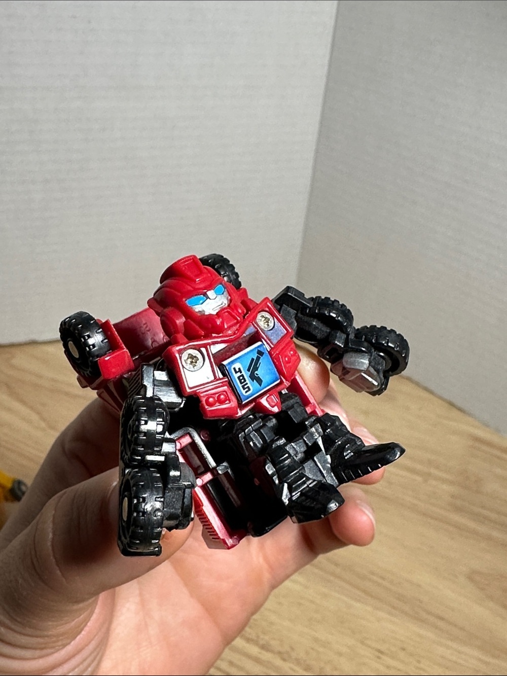 2011 Bot Shots Autobots Bumblebee 🐝 and Sentinal Prime - Picture 4 of 9